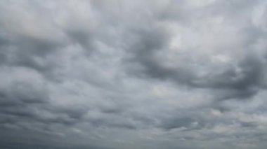 Timelapse gök gürültüsü gökyüzü beyaz kümülüs bulutlar ile