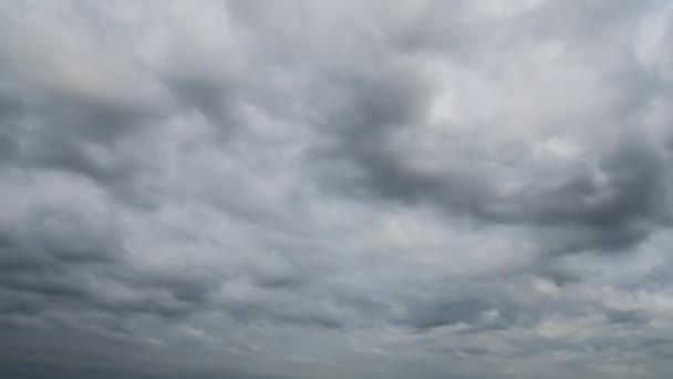 Timelapse cielo trueno con nubes de cúmulo blanco — Vídeos de Stock