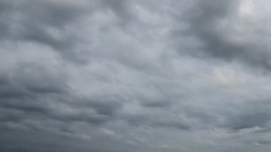 Timelapse gök gürültüsü gökyüzü beyaz kümülüs bulutlar ile