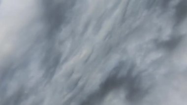 Çalkantılı gök gürültüsü gökyüzü beyaz cumulus bulutları ile Girdaplar