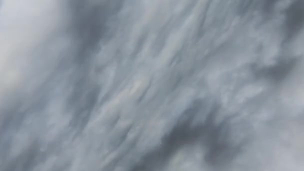 Stürmische Wirbel donnern Himmel mit weißen Kumuluswolken — Stockvideo