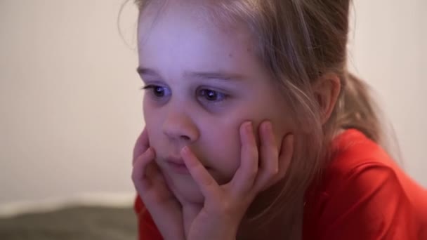 Petite fille la nuit regardant des dessins animés à l'ordinateur . — Video
