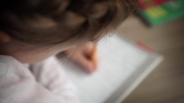 Yazma ve ev ödevi yaparken küçük kız. — Stok video