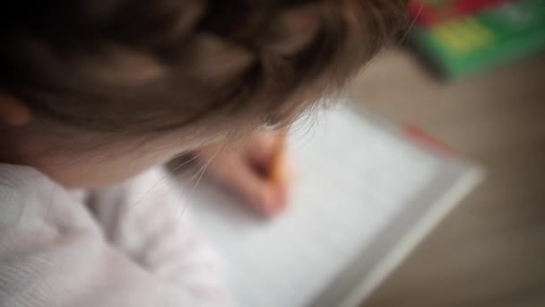 Niña escribiendo y haciendo deberes . — Vídeos de Stock