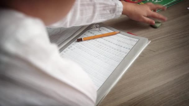 Yazma ve ev ödevi yaparken küçük kız. — Stok video