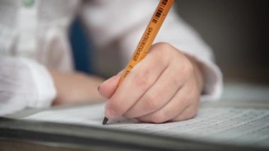 Yazma ve ev ödevi yaparken küçük kız.