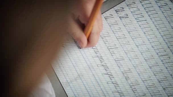 Niña escribiendo y haciendo deberes . — Vídeos de Stock