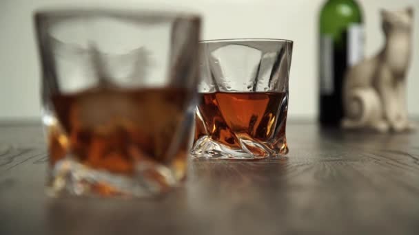 Verser du whisky dans deux verres — Video