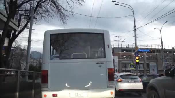 Timelapse HD de la voiture de conduite sur la ville . — Video