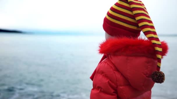 Child on winter sea background — Stock Video