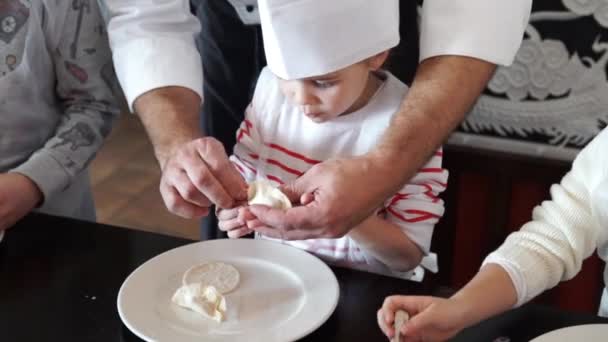 Дитяча дівчинка в капелюсі кухаря — стокове відео