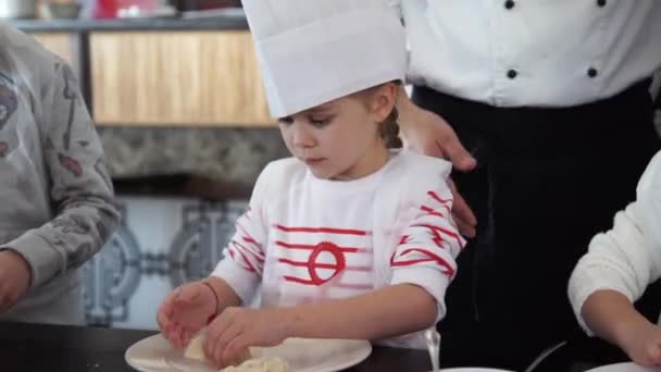 Holčička v klobouku kuchařka — Stock video