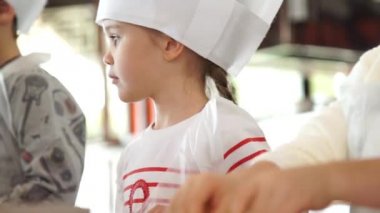 cook şapkalı kız bebek
