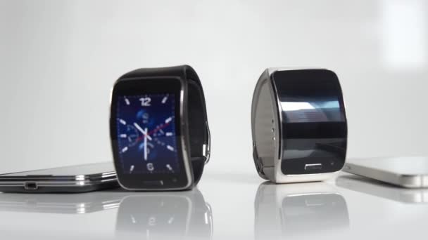 Montre intelligente et smartphone .