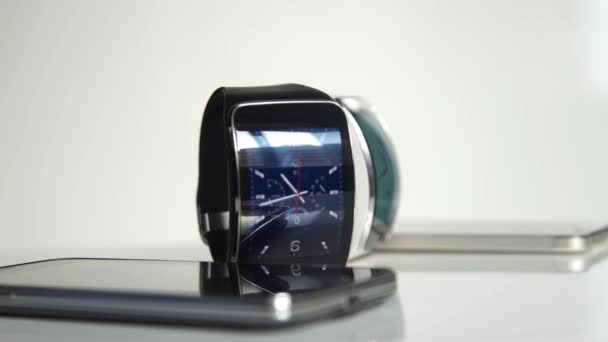 Montre intelligente et smartphone .