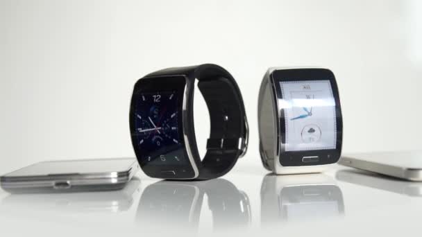 Montre intelligente et smartphone .