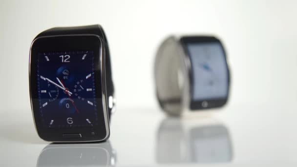 Une montre intelligente. Design noir et blanc .