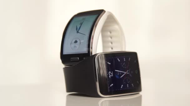 Slimme horloge. Zwart-wit design. — Stockvideo