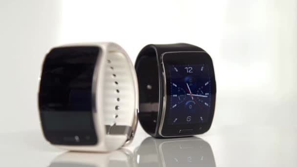 Une montre intelligente. Design noir et blanc .