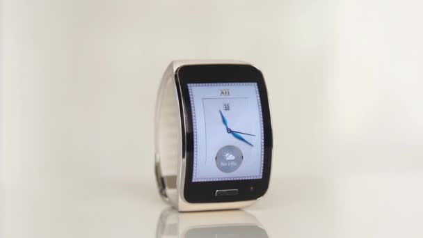 スマートな腕時計。白のデザイン. — ストック動画