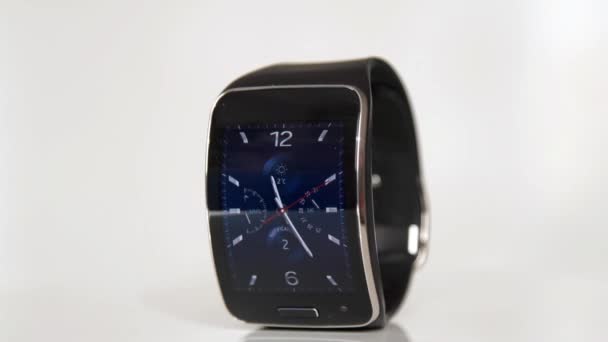 Smart Watch-klocka på vit bakgrund. Svart design. — Stockvideo