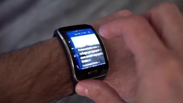 Arm av en man med en smart Watch-klocka. — Stockvideo