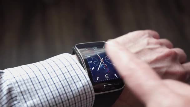 Arm av en man med en smart Watch-klocka. — Stockvideo