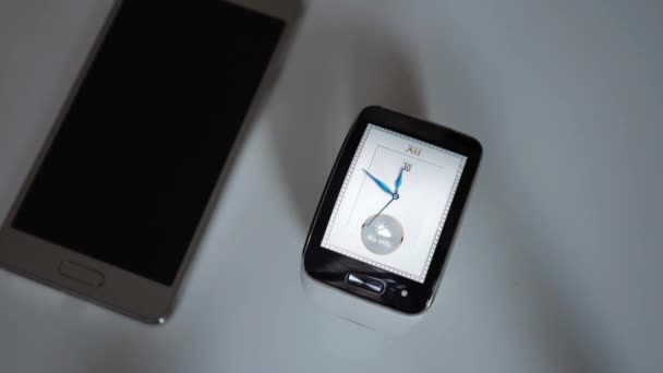 Smart Watch-klocka och smartphone. — Stockvideo