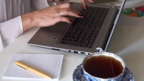 Письмо на ноутбуке, женские руки . — стоковое видео