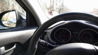 Bir araba tekerleğinden bak.