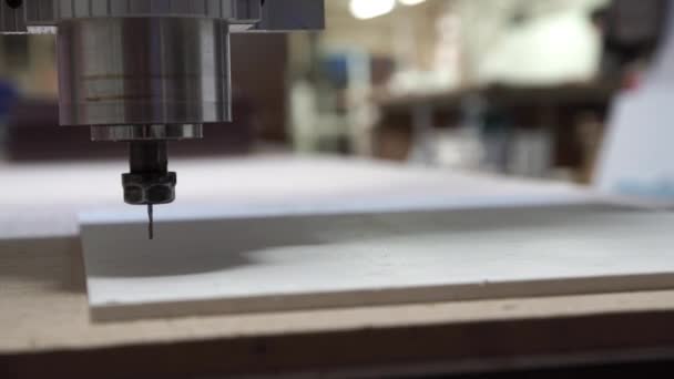 Fräsmaschine macht Plotterschneiden in Kunststoff — Stockvideo