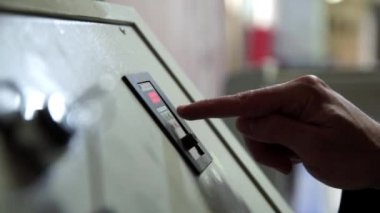 Endüstriyel makine kontrol paneli, portre
