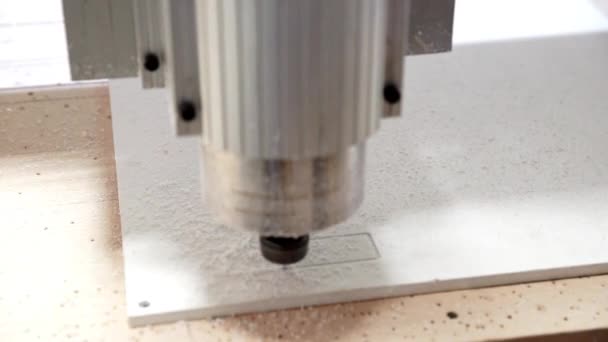 Milling cutting machine makes a plotter cutting in plastic currency POUND signs — Stock Video