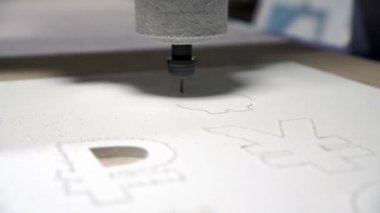 Freze kesme makinesi plotter kesim plastik para birimi dolar işareti yapar.