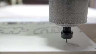 Freze kesme makinesi plotter kesim plastik para birimi ayetlerine yapar.