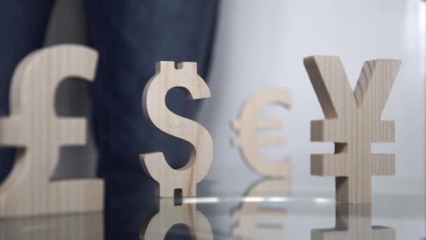 Man Pissing op de dollar, de euro, de yen, het pond — Stockvideo