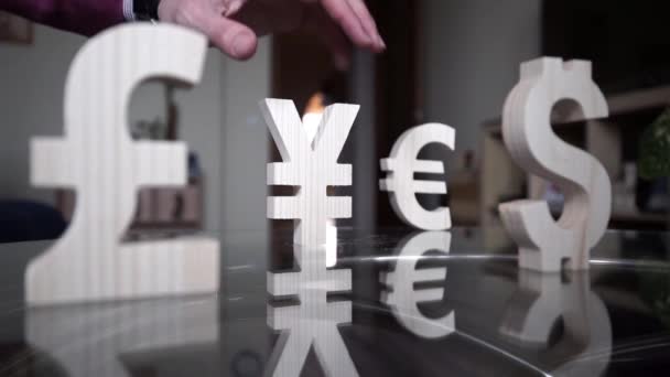 Yen daalde. Mans hand heeft afgeworpen in de Yen — Stockvideo