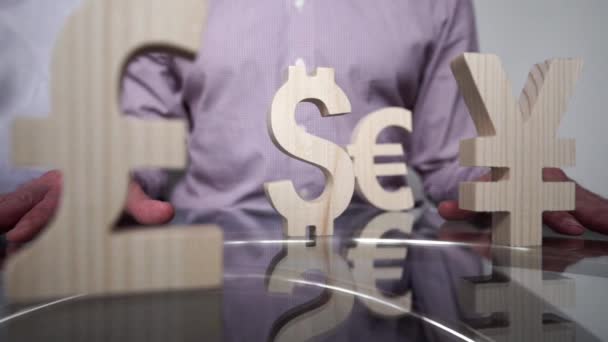 Dolar spadł. Mans ręka ma wyrzucony za dolara — Wideo stockowe