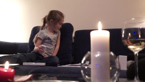 Kleine meisjes spelen met ouders op bordspel — Stockvideo