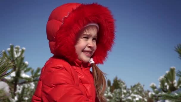 Klein meisje spelen met sneeuwballen — Stockvideo