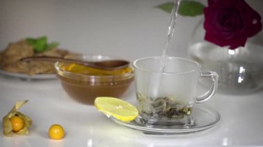 Şeffaf bardak çay bal ile