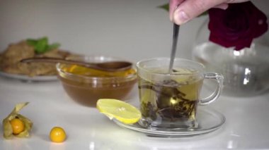 Şeffaf bardak çay bal ile