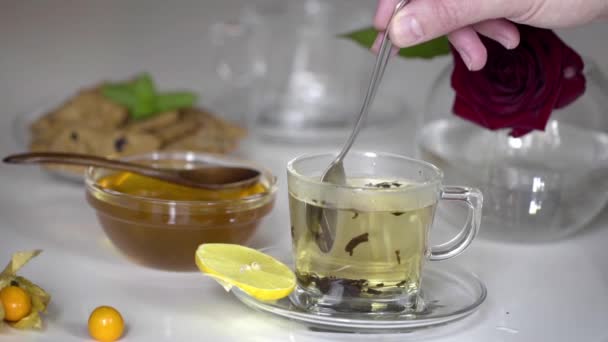 Taza de té transparente con miel — Vídeos de Stock