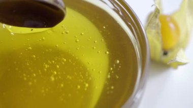 Bal ve limon ile dolu cam levha