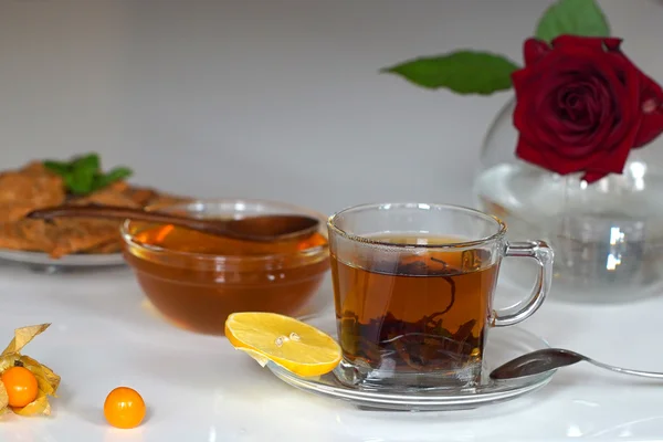 Taza de té transparente con miel —  Fotos de Stock