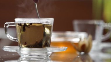 şeffaf bardak çay tablo