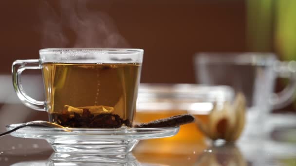 Tasse transparente de thé sur la table 