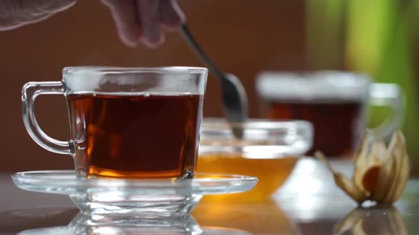 Taza de té transparente en la mesa — Vídeo de stock