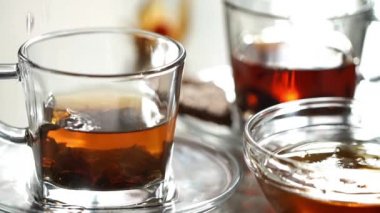 Bir güzel cam fincan çay demlemek