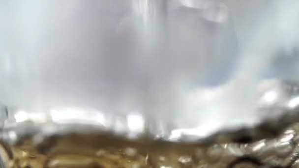 Aus nächster Nähe heißes Wasser über Tee in Glasschale gießen — Stockvideo